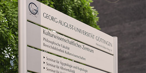 Foto: Schild mit der Aufschrift "Georg-August-Universität-Göttingen" und "Kulturwissenschaftliches Zentrum"